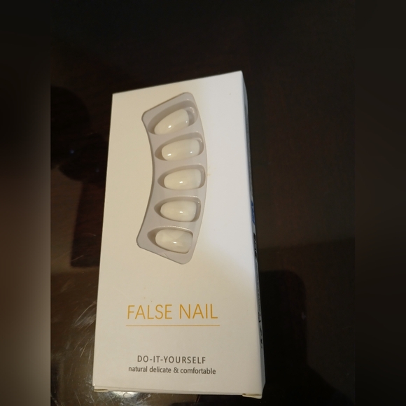 Artificial Nails - Picture 6 of 11